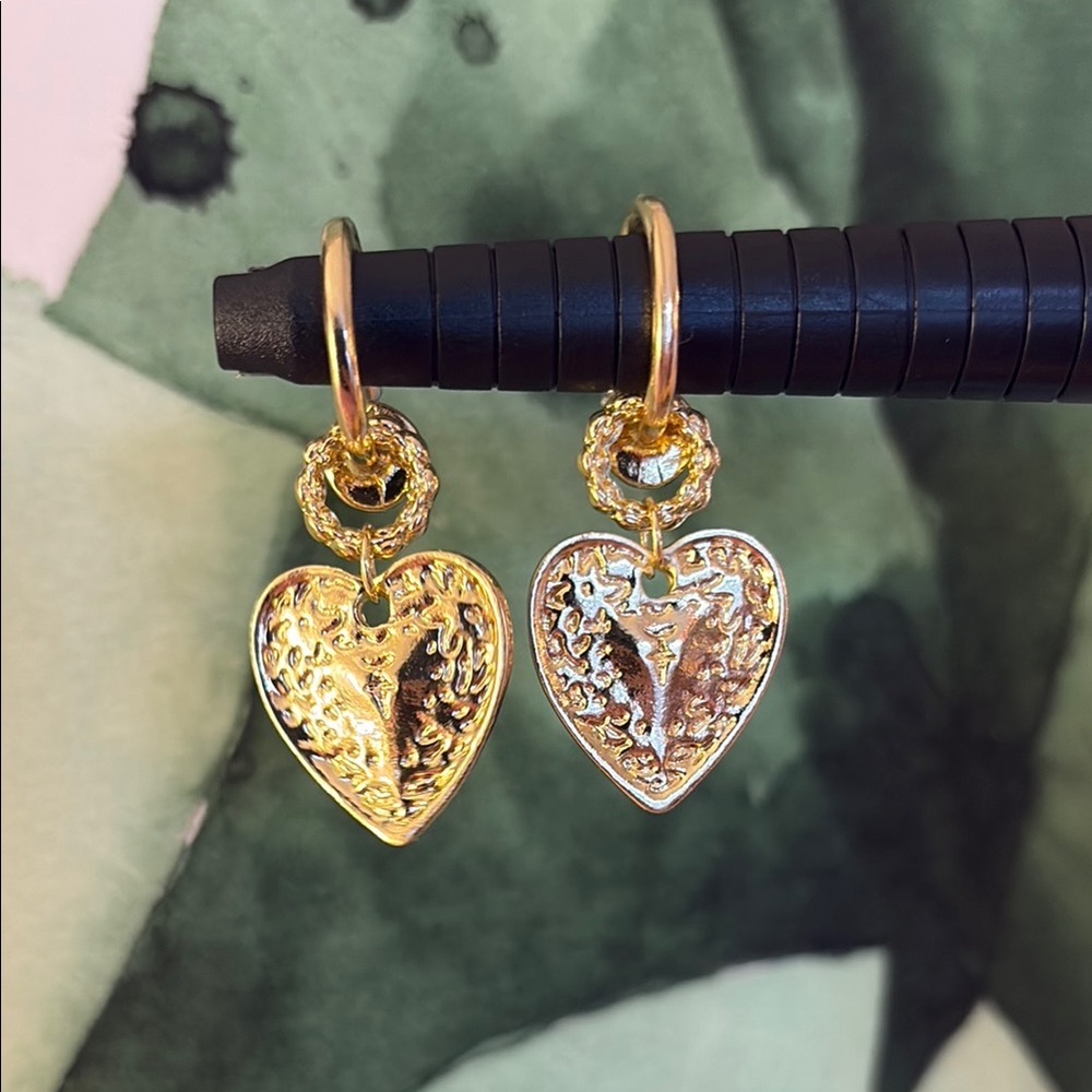 Retro Inspired Gold Tone Heart Pendant Earring - Picture 2 of 3